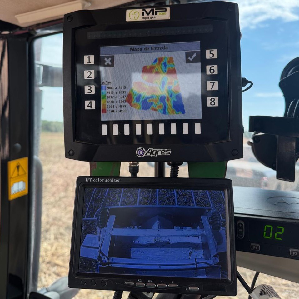 Dois monitores em equipamento agrícola; o superior exibe um mapa colorido.